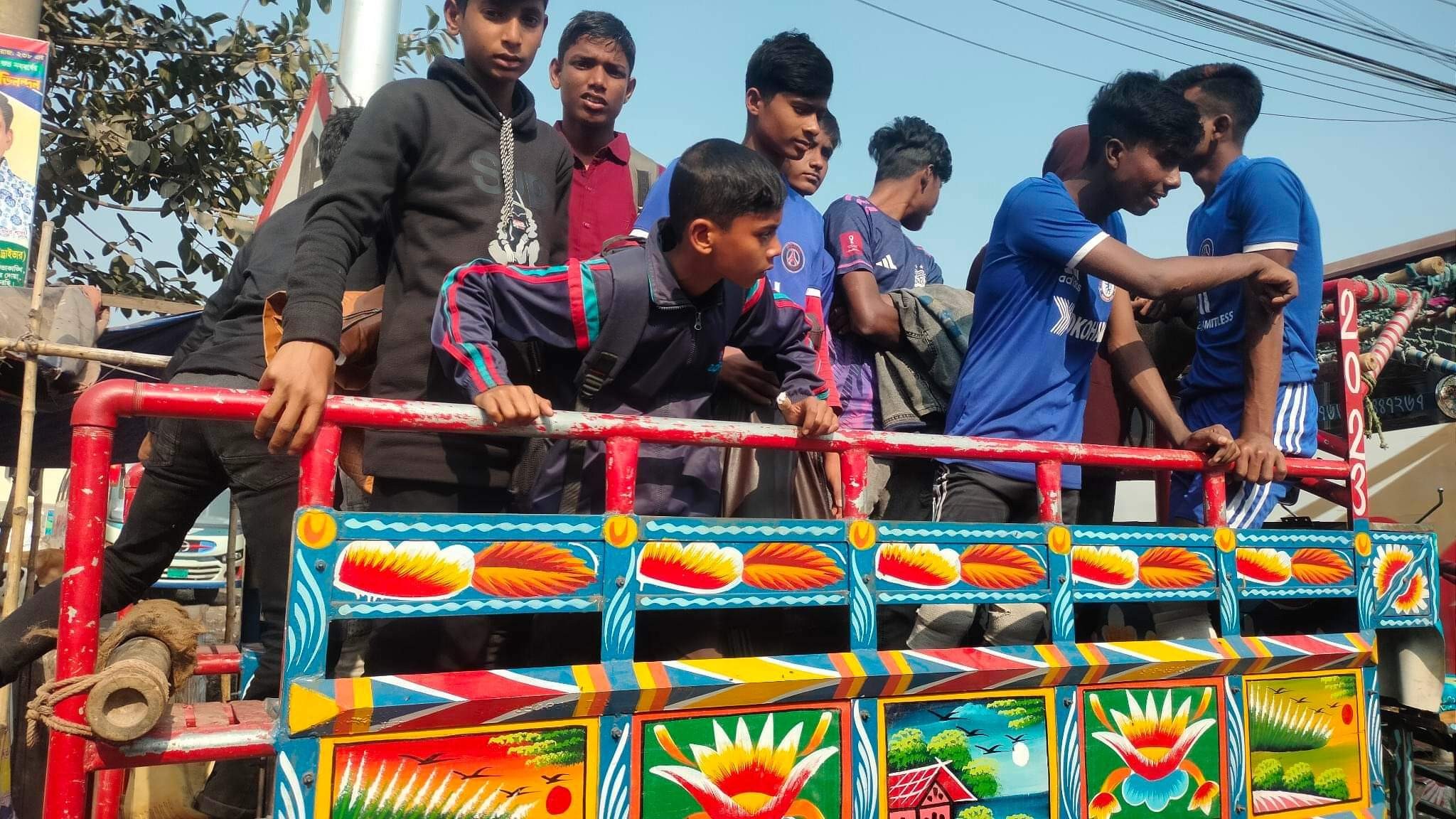 ক্রীড়া প্রতিযোগিতায় অংশ নিতে যাওয়ার পথে ভটভটি উল্টে ২৫ শিক্ষার্থী আহত